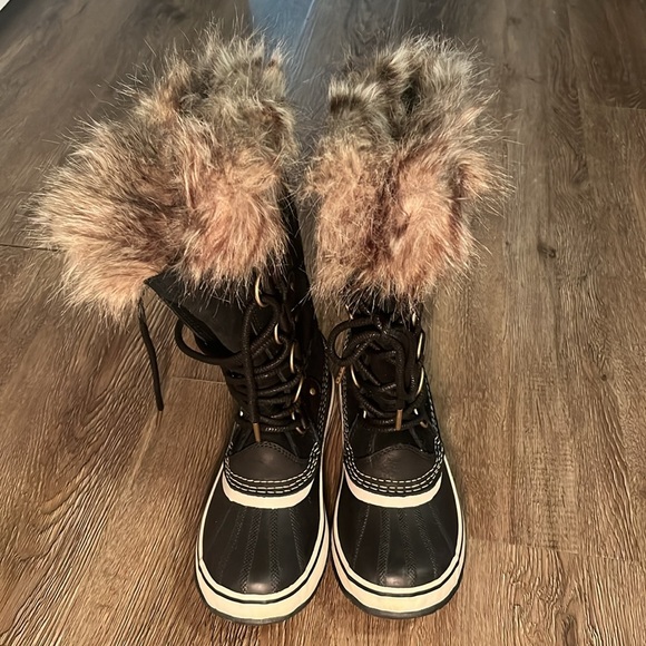 Sorel boots - Picture 2 of 4